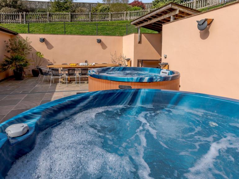 Sutton Barton Farmhouse - 2 x 6 seater hot tubs available